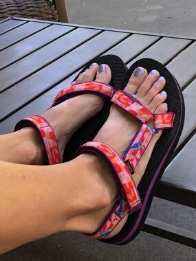 Teva Women's Midform Universal Sandals in the Hummingbird Gloxinia colorway. 8